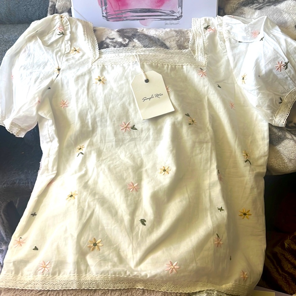 Simple Retro 100%cotton top with flower embroidery NWT